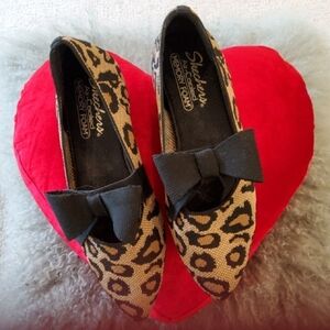 Skechers Leopard Print Pointed Bow Flats in Tan and Black